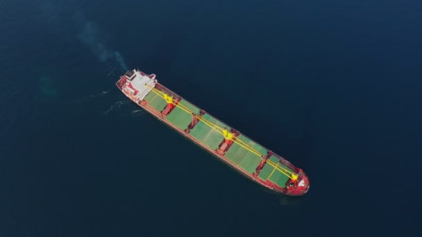 Imágenes aéreas del buque de carga vacío ultra grande en el mar, vista de arriba hacia abajo — Vídeo de stock