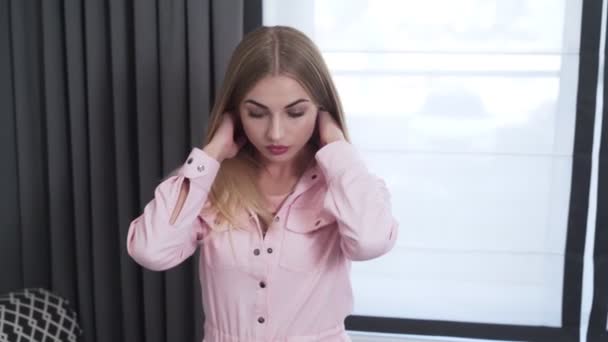 Krásná mladá žena ukazuje své dlouhé blond vlasy před barvení vlasů postup — Stock video