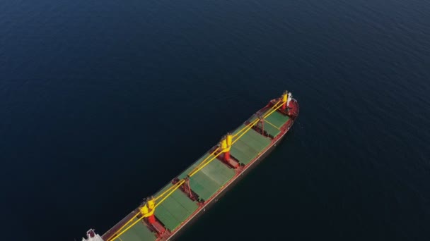 Luchtbeelden van ultragroot leeg vrachtschip op zee, van boven naar beneden — Stockvideo