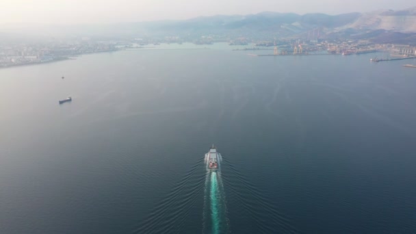 海で超大規模な空のコンテナ船の空中映像,トップダウンビュー — ストック動画