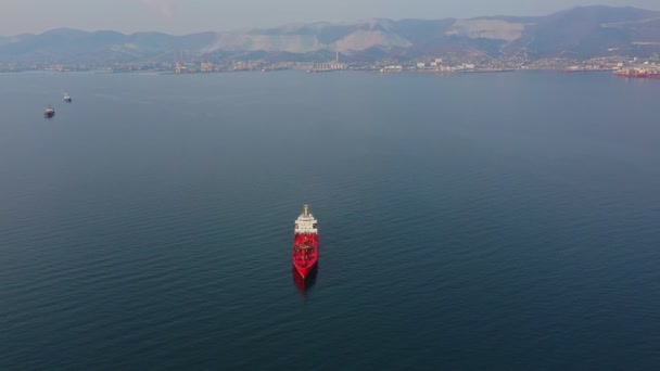 Images aériennes d'un ultra grand cargo vide de couleur rouge en mer, vue du haut vers le bas — Video