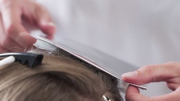 Крупним планом, перукарі роблять фарбування волосся для жінки в студії краси — стокове відео