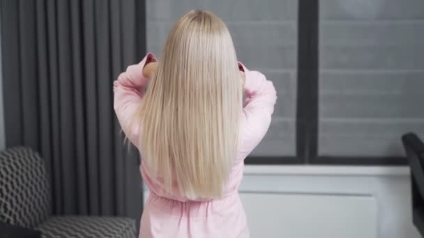 Zpomalení natáčení mladé ženy demonstruje dlouhé blond vlasy — Stock video