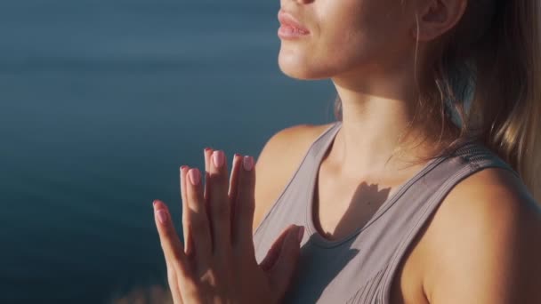Портрет красивої дівчини медитує і зосереджений на диханні, повільному русі — стокове відео
