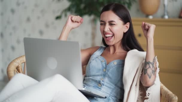 Mulher olha para o computador portátil animado por um grande sucesso de resultado de trabalho profissional — Vídeo de Stock