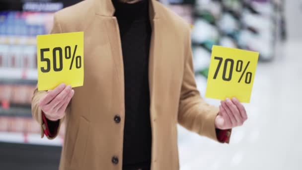 De cerca, mano masculina muestra carteles amarillos con signo de descuento, gran venta — Vídeos de Stock