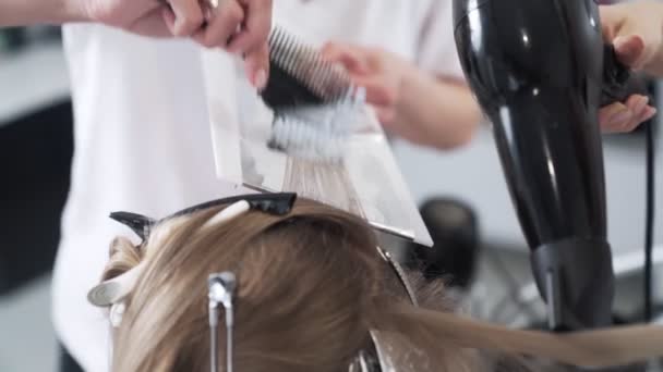 Close-up, kappers doen haar kleuren voor vrouw in beauty studio — Stockvideo