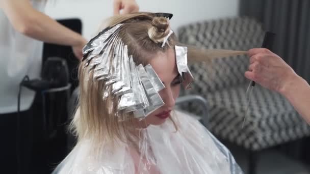 De cerca, los peluqueros hacen la coloración del cabello para la mujer en el estudio de belleza — Vídeo de stock