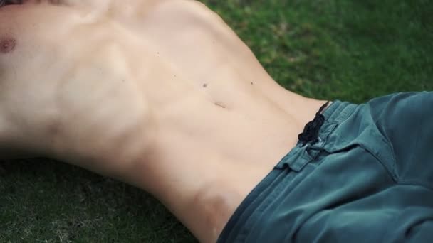Close up, sportsman doing abs exercises, outdoor training — Stock Video