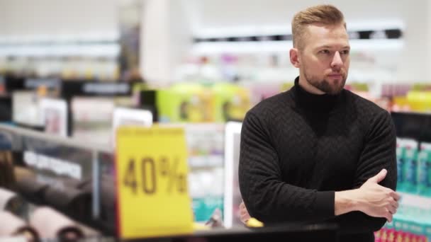 Retrato del hombre barbudo guapo en la tienda de cosméticos — Vídeo de stock