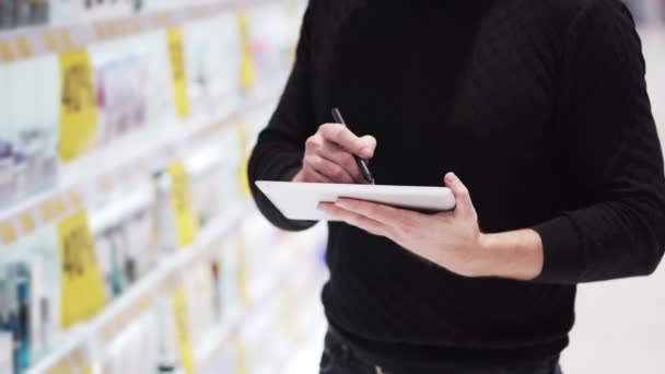 Close up, hands of men use digital tablet, trading shelves on blurred background — Stock Video