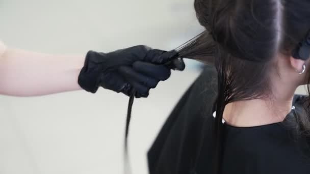 Zbliżenie, zabieg pielęgnacji włosów, prostowanie keratyny w salonie piękności — Wideo stockowe