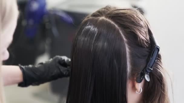 Close-up, procedimento de tratamento de cabelo, endireitando queratina no salão de beleza — Vídeo de Stock