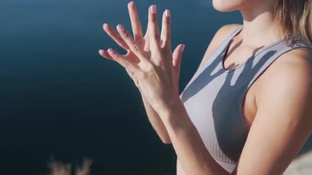 Porträtt av kvinna gör stretching övningar vid soluppgången, utsikt över havet på bakgrunden — Stockvideo