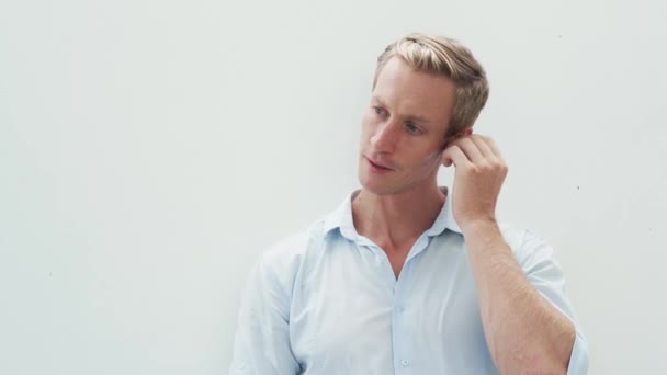 Retrato del hombre poniéndose auriculares inalámbricos, escuchando música, bailando — Vídeo de stock