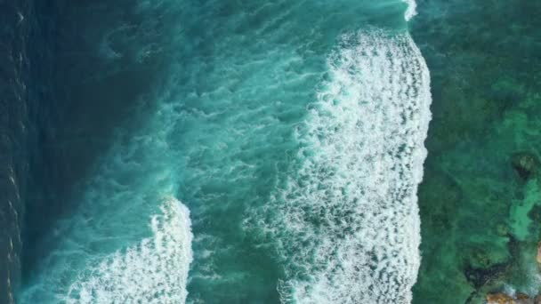 Vista aerea dall'alto verso il basso delle onde oceaniche giganti che si schiantano e schiudono . — Video Stock