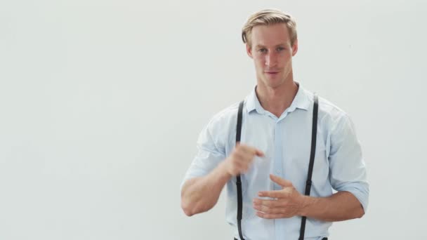 Hombre guapo en camisa contando con dedos de 1 a 5 sobre fondo blanco — Vídeo de stock