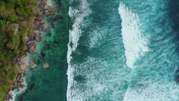 Vista aérea de arriba hacia abajo de olas gigantes del océano estrellándose y espumando . — Vídeos de Stock