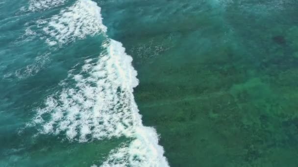 Vista aérea de cima para baixo das ondas gigantes do oceano batendo e espumando . — Vídeo de Stock