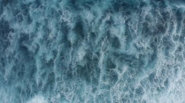 Ağır çekimde okyanus manzarası. Dev dalgalar köpürüyor ve su sıçrıyor.