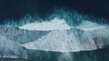 Ağır çekimde okyanus manzarası. Dev dalgalar köpürüyor ve su sıçrıyor.
