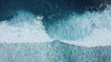 Ağır çekimde okyanus manzarası. Dev dalgalar köpürüyor ve su sıçrıyor.
