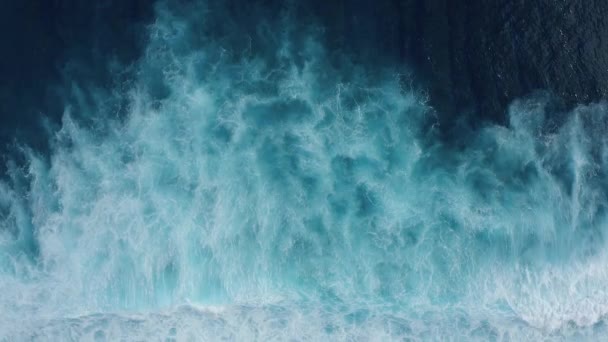 Vista aérea de cámara lenta de arriba abajo de las olas gigantes del océano, espumosas y salpicaduras — Vídeos de Stock