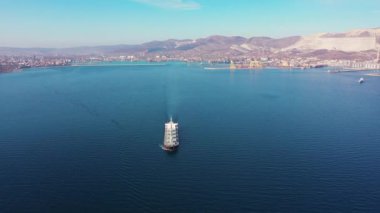 Denizdeki ultra büyük kargo gemisinin hava görüntüsü gün batımında limandan ayrılıyor.