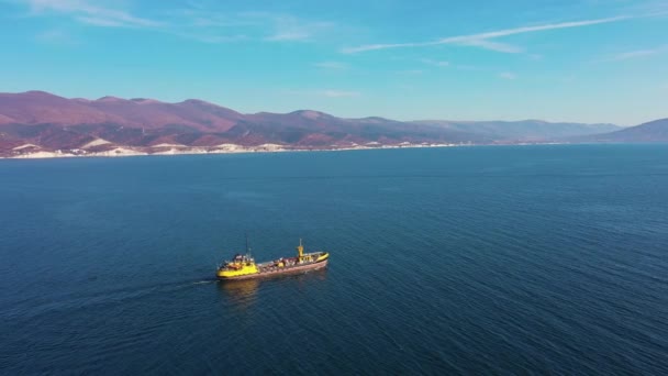 Luchtzicht na ultragroot vrachtschip verlaat haven bij zonsondergang — Stockvideo