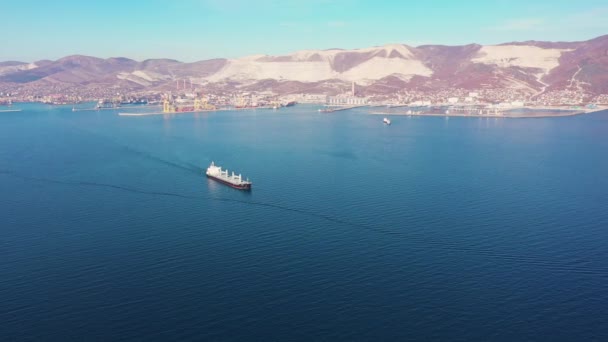 Αεροφωτογραφία μετά το υπερμεγάλο φορτηγό πλοίο στη θάλασσα αναχωρεί από το λιμάνι το ηλιοβασίλεμα — Αρχείο Βίντεο