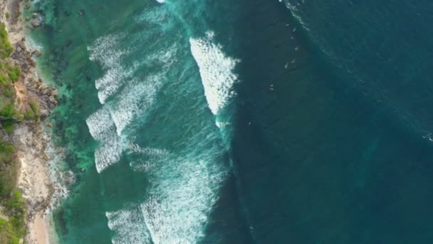 Vista aérea de arriba hacia abajo de olas gigantes del océano estrellándose y espumando . — Vídeos de Stock