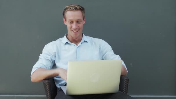 Beautiful blond closes modern laptop and claps with smile — Αρχείο Βίντεο