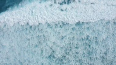 Ağır çekimde okyanus manzarası. Dev dalgalar köpürüyor ve su sıçrıyor.