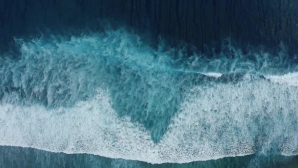 Vista aérea de cámara lenta de arriba abajo de las olas gigantes del océano, espumosas y salpicaduras — Vídeos de Stock