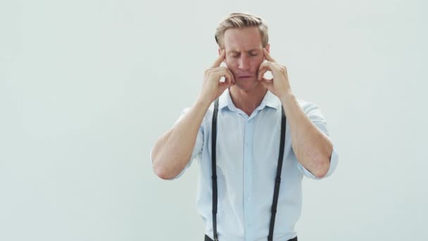 Hombre reflexivo en camisa masajes templos con dedos índice — Vídeo de stock