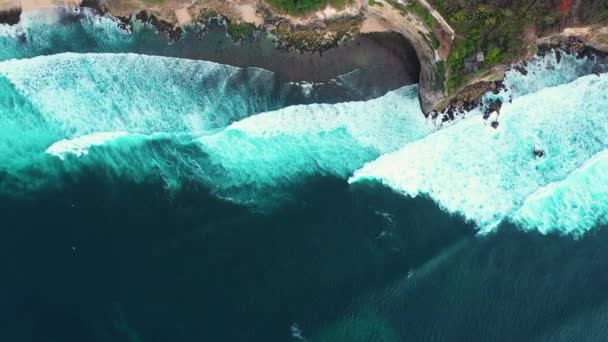 Amazing wide waves of boundless navy ocean roll on island — 비디오