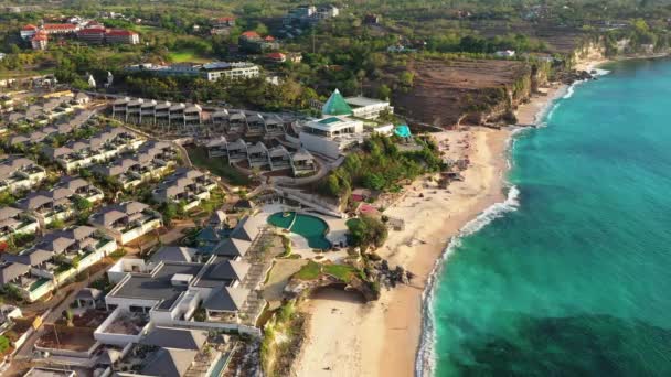 Motion above tourist resort on beach washed by ocean waves — Αρχείο Βίντεο