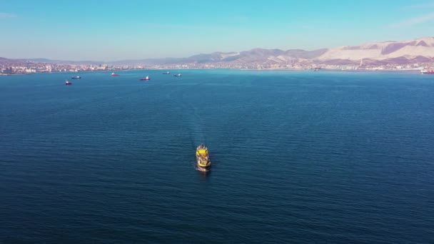 Flycam films yellow vessel crossing boundless ocean surface — Stockvideo