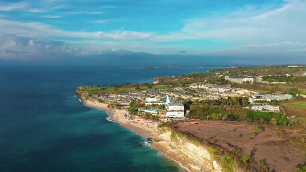 flycam films station située sur la côte de l'île tropicale 