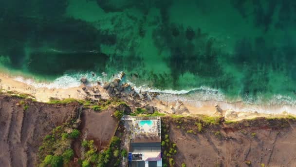Incrível água transparente rolando na praia de areia da ilha — Vídeo de Stock