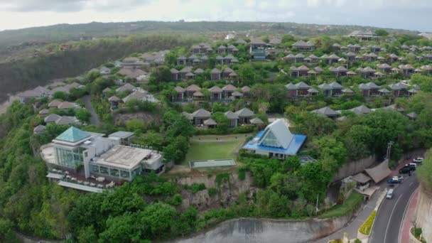 Flycam films tourist resort with bungalows under grey sky — Stockvideo