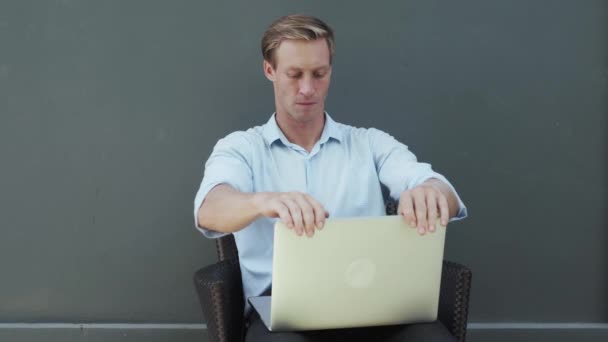 Cara forte na camisa clássica branca fecha laptop com raiva — Vídeo de Stock