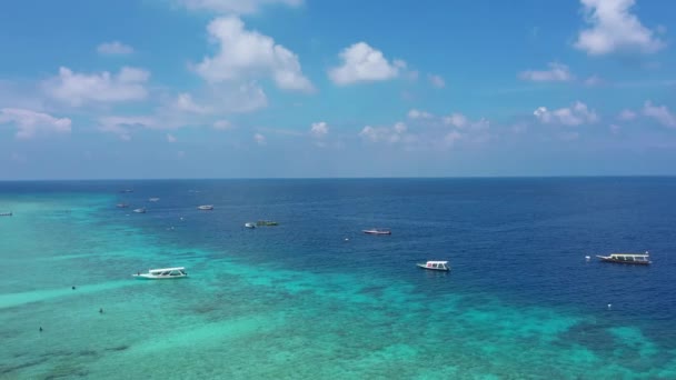 Катера дрейфуют на красивом бирюзовом океане рядом с пляжем — стоковое видео