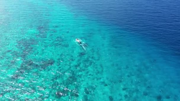 Lonely motor ship sails on boundless blue transparent ocean — Stock videók