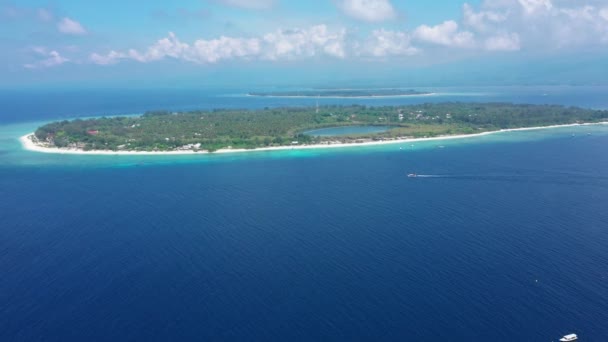 Small green island with lake among forests washed by ocean — Stock video