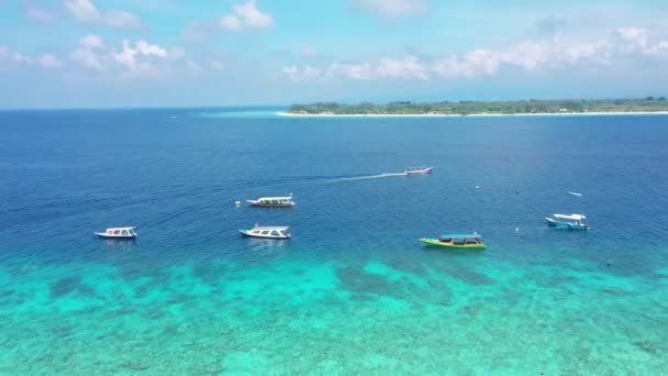 Tourist boats drift on azure ocean shallow water at island — 图库视频影像