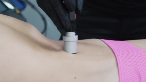Primo piano, pancia femminile durante la procedura di depilazione con laser lampeggiante speciale — Video Stock