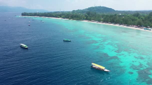 Moto sopra oceano sconfinato con barche a piccola isola — Video Stock