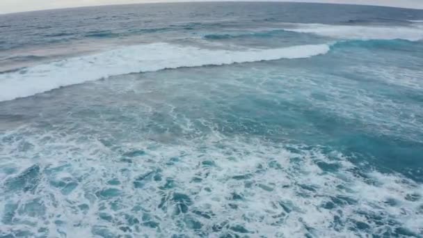 Flycam películas hermosas olas rodando con espuma en la playa — Vídeos de Stock