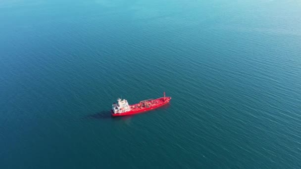 Red oil tanker sails among boundless azure ocean aerial view — Stock Video
